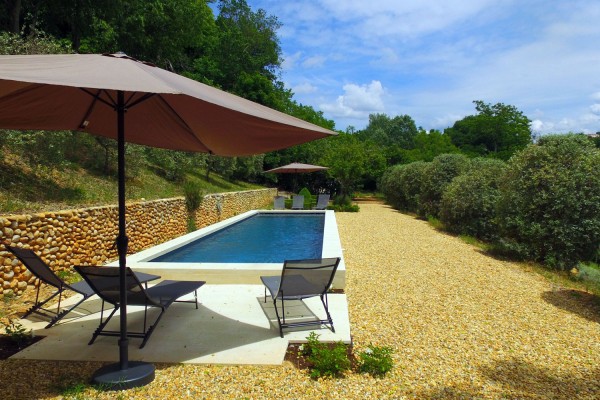 Piscine au sel naturel sans chlore du Clos de Villeneuve. Un vrai de bassin de nage de 13 m x 3 m, 1,40 m à 1,60 m de profondeur